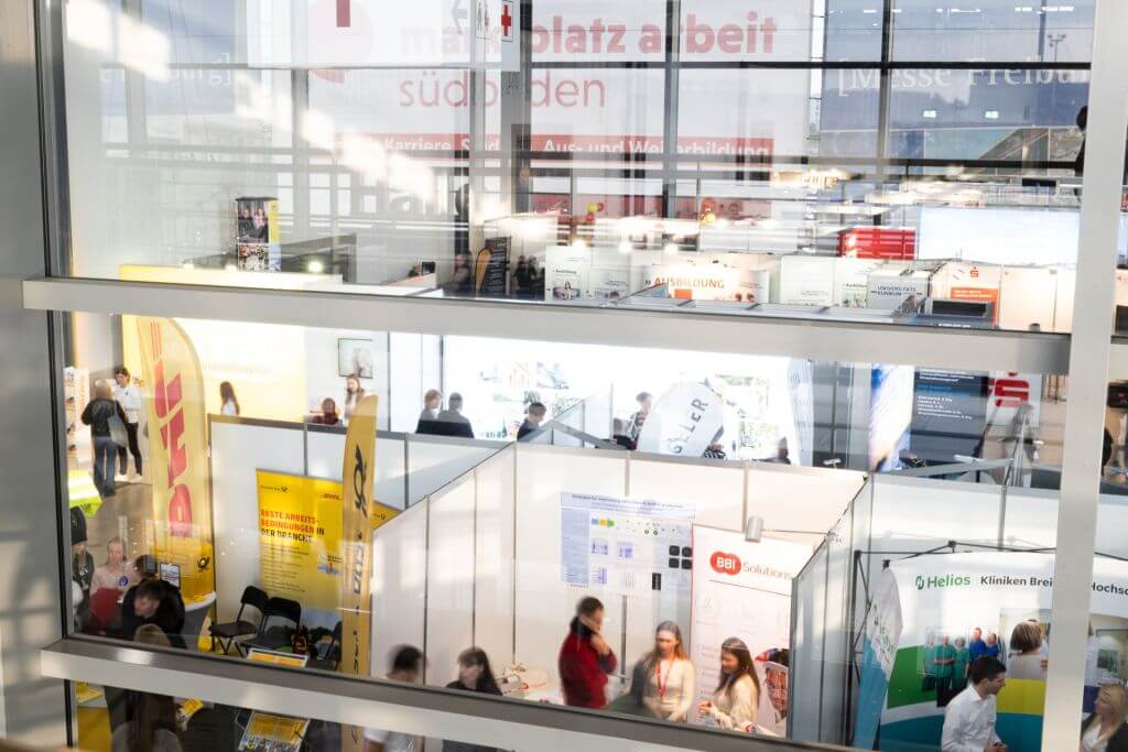 Eindrücke von der Messe für Karriere, Studium, Aus- und Weiterbildung marktplatz arbeit südbaden in Freiburg im November 2024. Auszubildende, Schüler und Berufstätige informieren sich zum Thema Berufseinstieg und Karriere bei Unternehmen aus dem Raum Freiburg und Südbaden. marktplatz arbeit südbaden - Die Berufsmesse für die Familie